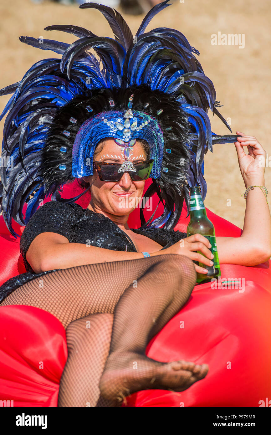 Suffolk, Regno Unito. Il 15 luglio 2018.Suffolk, Regno Unito. Il 15 luglio 2018.Suffolk, Regno Unito. Il 15 luglio 2018. È così caldo oggi che tutti gli alberi di ombra può fornire è utilizzato e vi è una vasta gamma di copricapi per quelli al sole - Il 2018 Latitude Festival, Henham Park. Suffolk 15 luglio 2018 Credit: Guy Bell/Alamy Live News Credito: Guy Bell/Alamy Live News Credito: Guy Bell/Alamy Live News Foto Stock