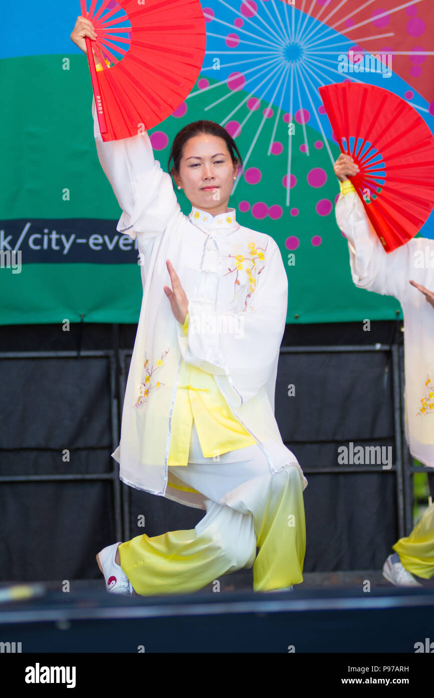 Cambridge, Regno Unito. Il 15 luglio 2018. Domenica al Big Weekend,featurethe mai popolare Cambridge Mela, celebra la cultura asiatica e sponsorizzato questo anno da Thela Street Food segreti da India. La musica, il canto e la danza può essere goduto in Mela prestazioni Marquee, con agisce da Natyanjali Scuola di danza e Sanskruti Scuola di danza, culturale indiano, la società cinese di Cambridge Community Center, centro culturale Europeo La Dante in Cambridge, Bangladesh Benessere e Associazione Culturale stadio. Credito: Kevin Hodgson/Alamy Live News Foto Stock