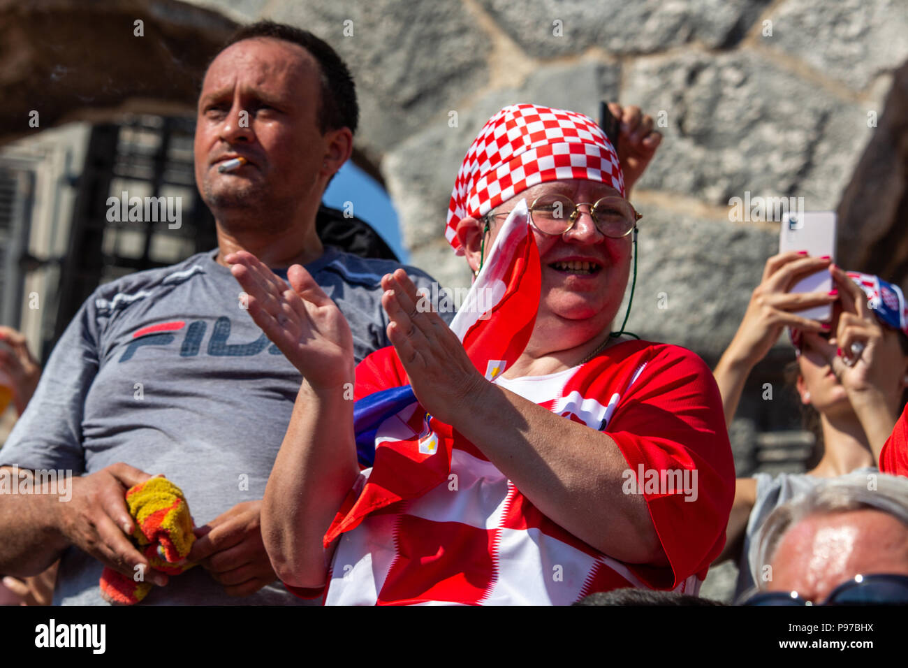 Pola, Croazia - 15 Luglio 2018: Croato tifosi guardare la finale della Coppa del Mondo di Calcio 2018 in Mosca sullo schermo gigante in Pula anfiteatro romano Credito: Dino Geromella/Alamy Live News Foto Stock