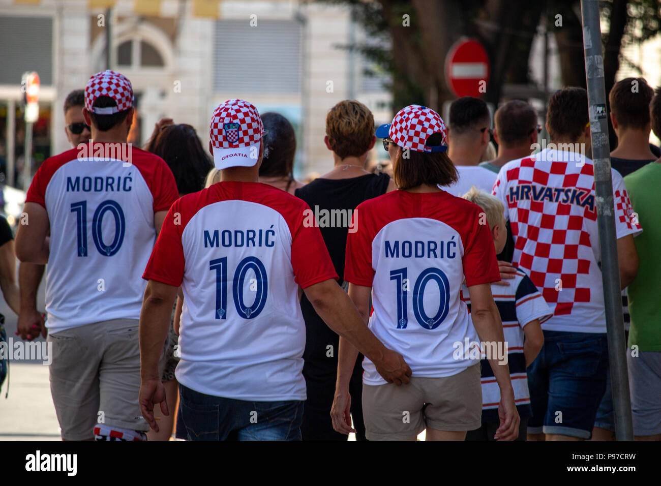 Pola, Croazia - 15 Luglio 2018: la gente camminare con simboli croato durante l'ultima partita di calcio della Coppa del mondo tra la Croazia e la Francia Credito: Dino Geromella/Alamy Live News Foto Stock