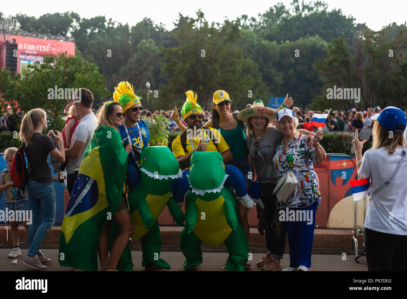 Mosca, Russia. Il 15 luglio 2018. Coppa del Mondo FIFA France-Croatia finale. Fan area festival sulle colline Sparrow dall'Università Statale di Mosca. Area della capacità di 25000 persone era stato superato il collettore. Vi è poco spazio per muoversi. Tempesta meteo. Ventole brasiliana prendere una foto commemorative all'interno dell'area del festival. Credito: Alex Immagini/Alamy Live News Foto Stock