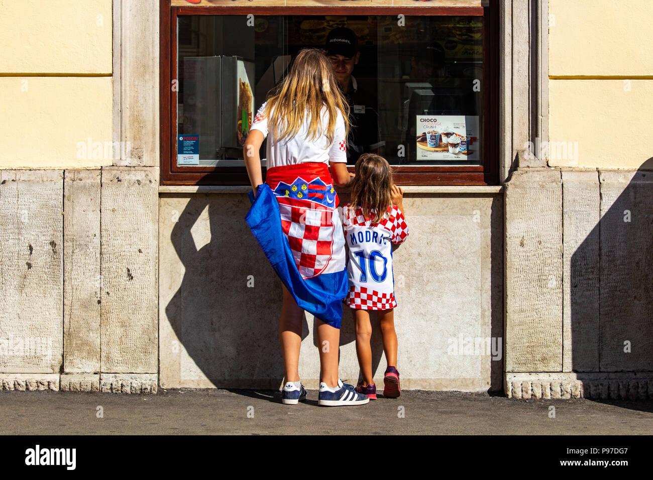 Pola, Croazia - 15 Luglio 2018: Sostenitori con simboli croato buting presso un fast food durante l'ultima partita di calcio della Coppa del mondo tra la Croazia e la Spagna Credito: Dino Geromella/Alamy Live News Foto Stock