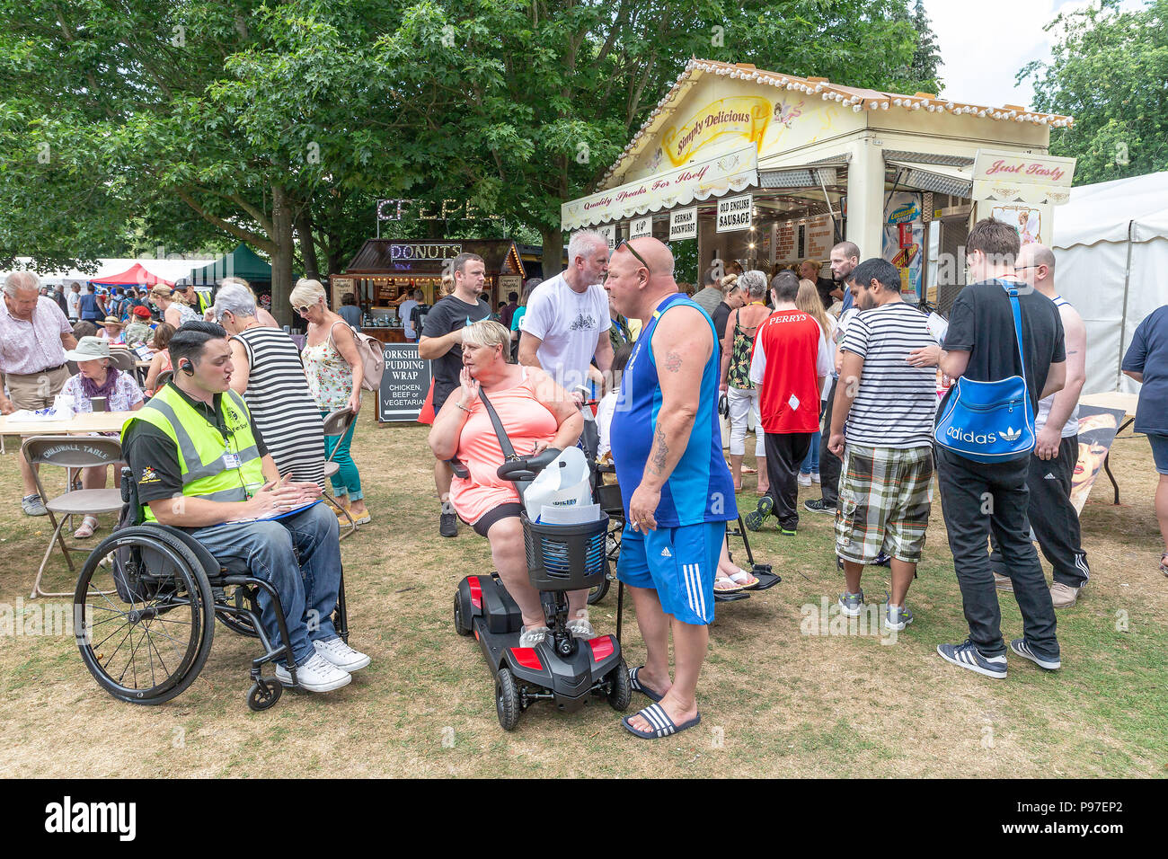 Cheshire, Regno Unito. 15 Luglio 2018 - disabilità Giornata di sensibilizzazione in Walton Hall e giardini, cheshire england, Regno Unito - Il tempo era caldo e soleggiato come Warrington disabilità Partnership ha tenuto la sua 27 disabilità annuale Giornata di sensibilizzazione caso entro i motivi di Walton Hall e i giardini, dove una folla di persone hanno vissuto le mostre, l'arte, sport, un intrattenimento principale arena e un sacco di divertimento per i bambini. Gli espositori visualizzati molti dispositivi per assistere i clienti con disabilità variabile Credito: John Hopkins/Alamy Live News Credito: John Hopkins/Alamy Live News Foto Stock