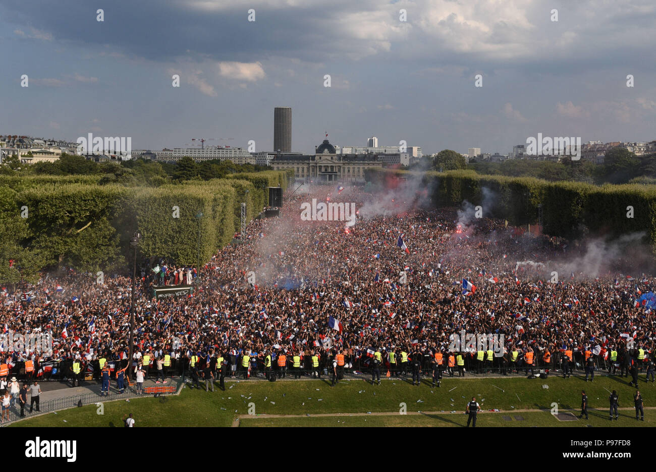 Parigi, Francia. Il 15 luglio 2018. I sostenitori della squadra di calcio francese a Champ-de-Mars fan zone celebrare come la Francia vince la sua finale di Coppa del Mondo contro la Croazia 4-2. Des supporters de l'equipe de France de football dans la fan zone du Champ-de-Mars fetent la victoire de la Francia faccia a la Croatie 4-2 en finale de la Coupe du Monde. *** La Francia / nessuna vendita di supporti in francese.Credit: Fotografia Idealink/Alamy Live News Foto Stock