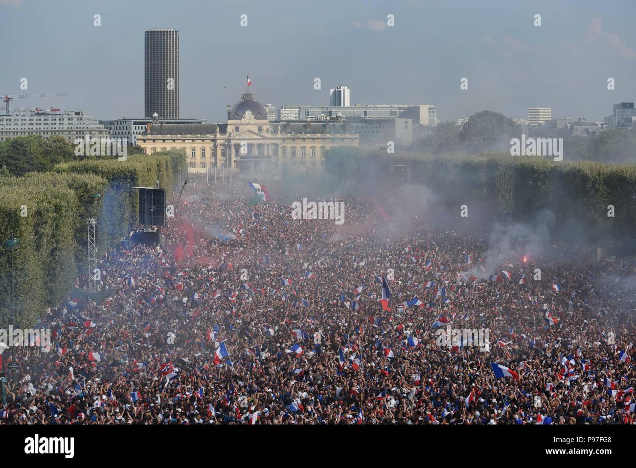 Parigi, Francia. Il 15 luglio 2018. I sostenitori della squadra di calcio francese a Champ-de-Mars fan zone celebrare come la Francia vince la sua finale di Coppa del Mondo contro la Croazia 4-2. Des supporters de l'equipe de France de football dans la fan zone du Champ-de-Mars fetent la victoire de la Francia faccia a la Croatie 4-2 en finale de la Coupe du Monde. *** La Francia / nessuna vendita di supporti in francese.Credit: Fotografia Idealink/Alamy Live News Foto Stock