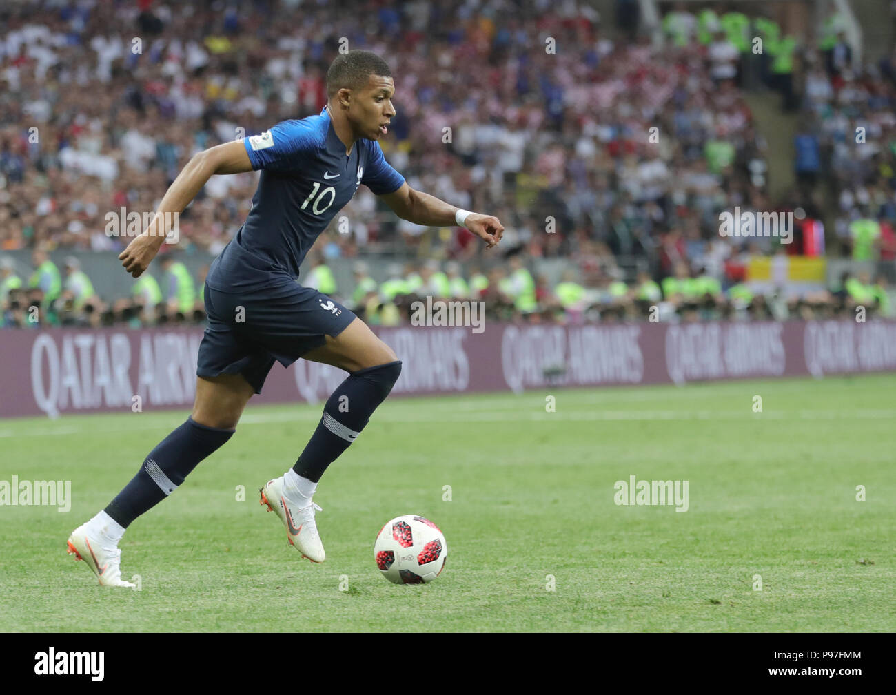 Mosca, Russia. Il 15 luglio 2018. Calcio World Cup 2018: gioco finale, Francia vs. Croazia al Luzhniki Stadium. In Francia la Kylian Mbappe in azione. Credito: Christian Charisius/dpa/Alamy Live News Foto Stock