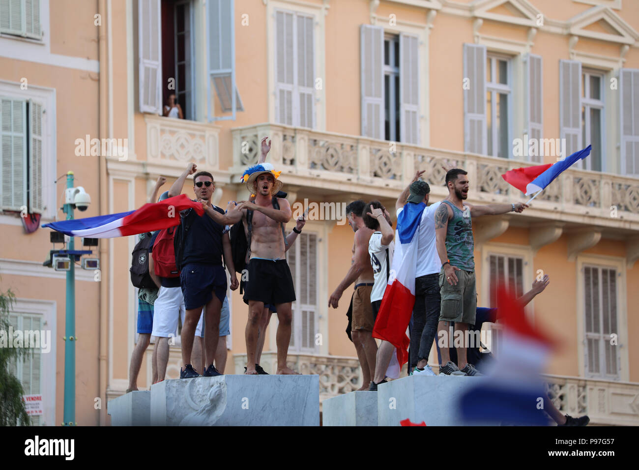 Menton, Francia - 15 Luglio 2018: 2018 FIFA World Cup Russia : Francia sostenitori celebrare in Menton dopo aver vinto la Coppa del Mondo con 4-2 vittoria sulla Croazia Foto Stock