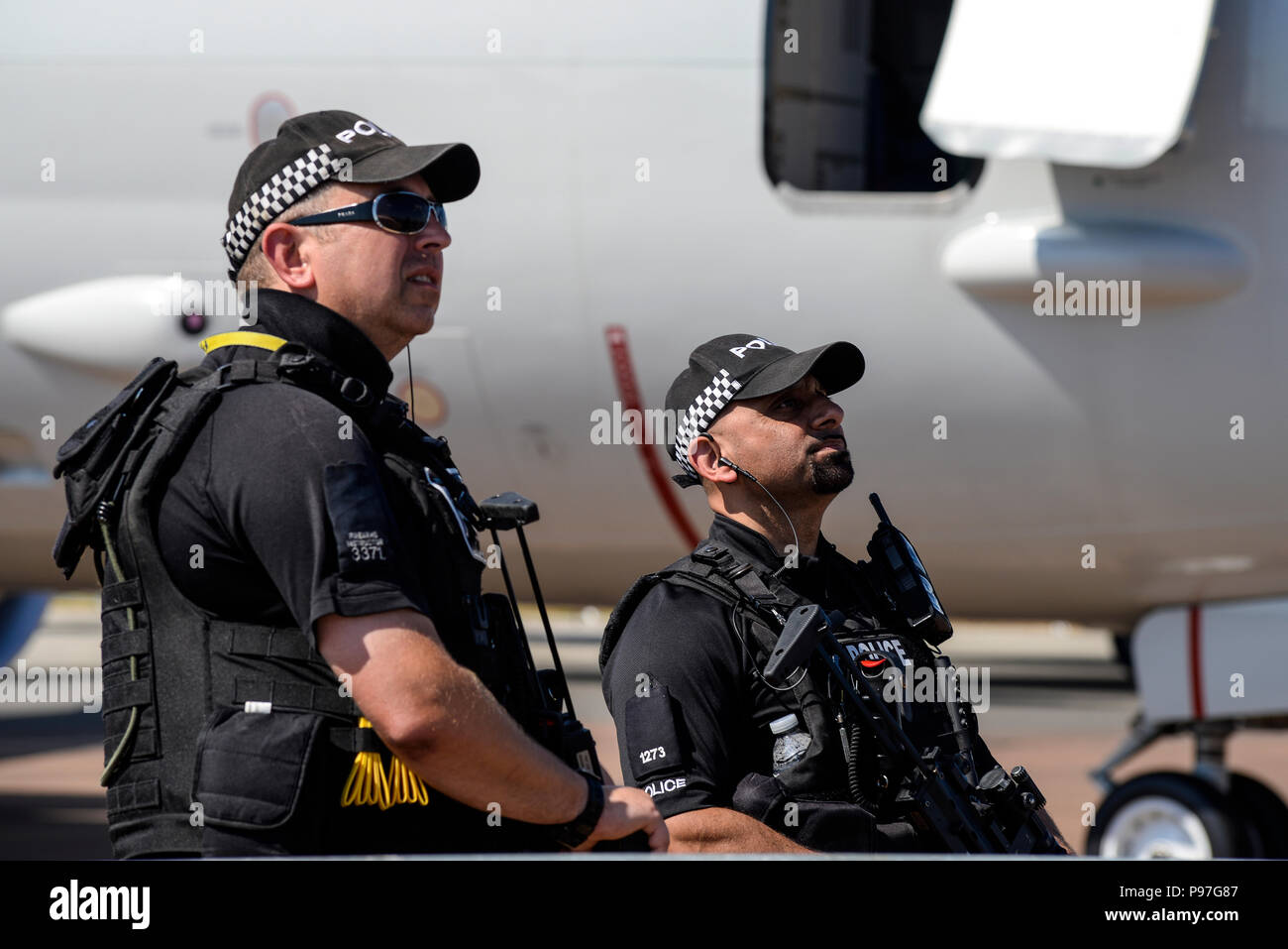 Royal International Air Tattoo, RIAT 2018, RAF Fairford. Polizia armata guarda il display di volo all'Airshow di Foto Stock