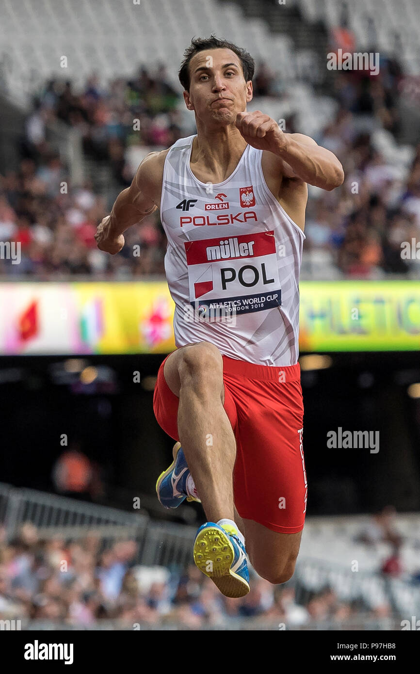 Stadio Olimpico, Londra, Regno Unito. Il 14 luglio 2018. L Atletica World Cup 2018. Karol Hoffmann (Polonia) prende la Medaglia d'oro nella mens Salto triplo con 16.74 durante la cerimonia inaugurale di Atletica Leggera Coppa del mondo. Otto nazioni, otto atleti e otto punti disponibili per ogni evento, il più alto punteggio Nazione premiata con un trofeo di platino Credito: Andy Gutteridge/Alamy Live News Foto Stock