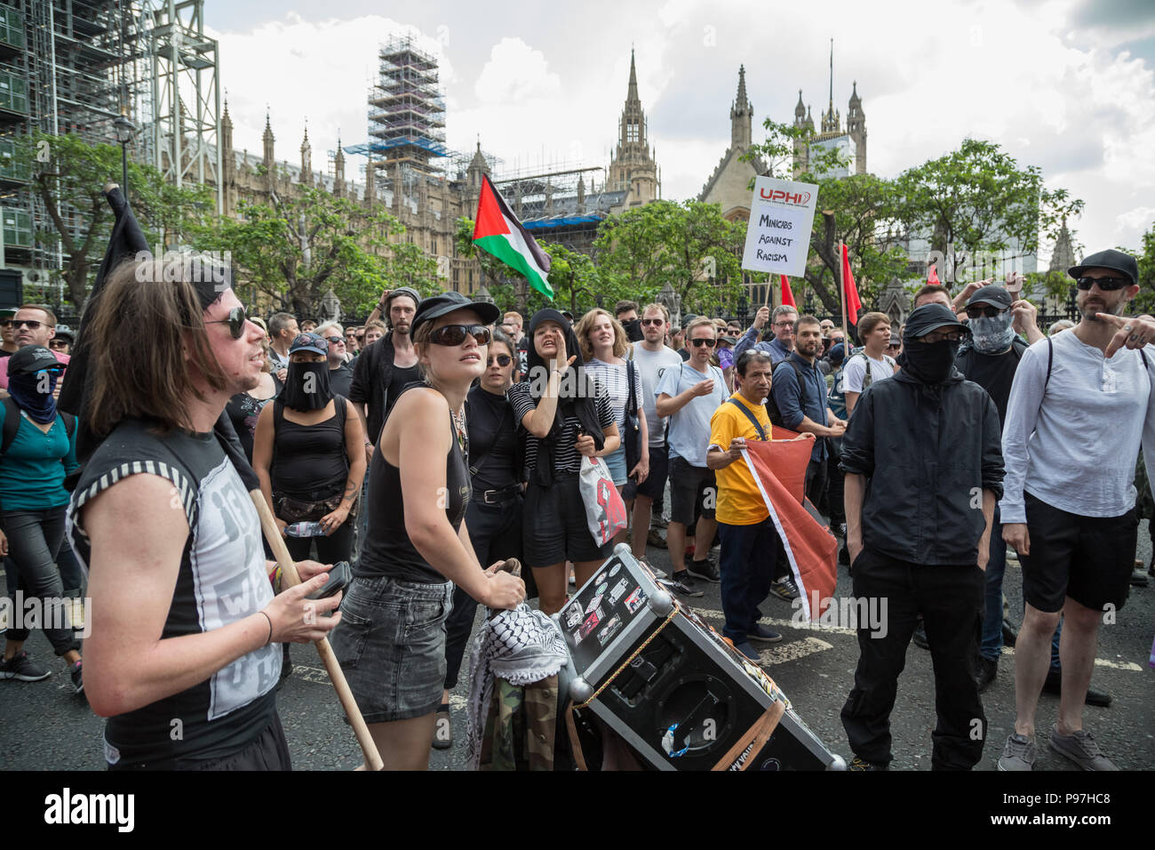 Londra, Regno Unito. Il 14 luglio 2018. Anti-fascisti manifestanti si scontrano con la destra ala-pro-Trump, 'Free Tommy Robinson' sostenitori e la polizia di Westminster come Donald Trump visite di Londra. Credito: Guy Corbishley/Alamy Live News Foto Stock