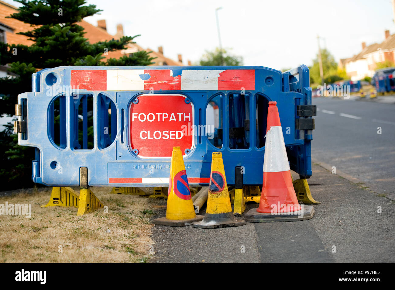 Birmingham, Regno Unito. 15 luglio 2018. Barriere in plastica blu con il cartello "footpath closed" in posizione sul marciapiede, mentre i vecchi tubi di gas di ferro vengono sostituiti con tubi in plastica gialla più resistenti a Birmingham, domenica 15 luglio 2018. Cadent, precedentemente noto come National Grid gas Distribution, sta effettuando la manutenzione del gas essenziale in strada. Gli automobilisti sono stati avvertiti di aspettarsi ritardi e di trovare un percorso alternativo, se possibile. Credit: NexusPix/Alamy Live News Foto Stock