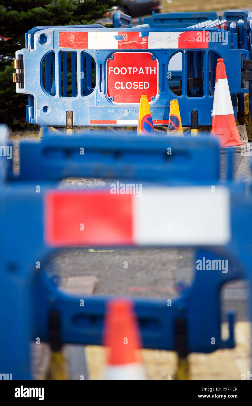 Birmingham, Regno Unito. 15 luglio 2018. Barriere in plastica blu con il cartello "footpath closed" in posizione sul marciapiede, mentre i vecchi tubi di gas di ferro vengono sostituiti con tubi in plastica gialla più resistenti a Birmingham, domenica 15 luglio 2018. Cadent, precedentemente noto come National Grid gas Distribution, sta effettuando la manutenzione del gas essenziale in strada. Gli automobilisti sono stati avvertiti di aspettarsi ritardi e di trovare un percorso alternativo, se possibile. Credit: NexusPix/Alamy Live News Foto Stock