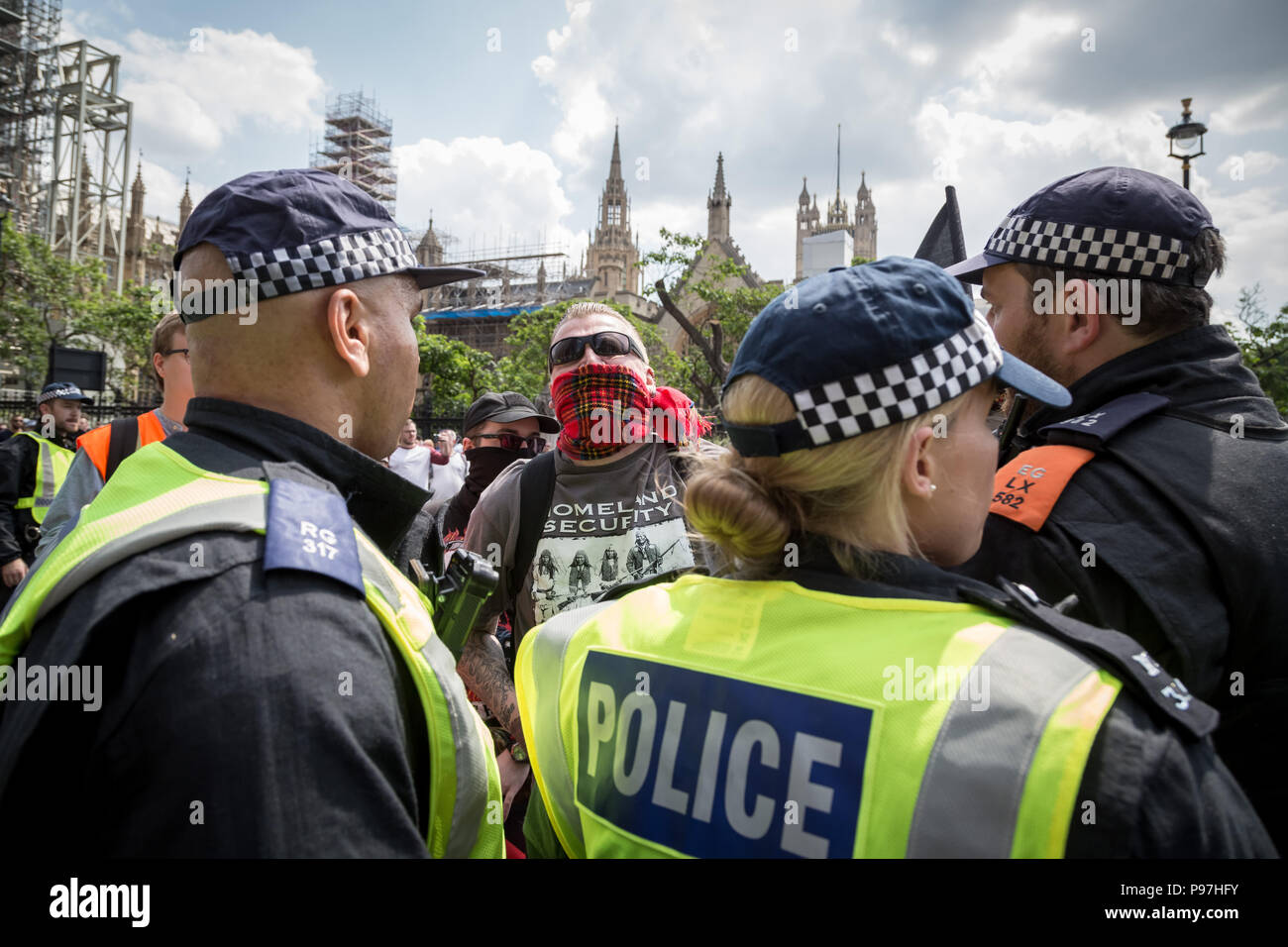 Londra, Regno Unito. Il 14 luglio 2018. Anti-fascisti manifestanti si scontrano con la destra ala-pro-Trump, 'Free Tommy Robinson' sostenitori e la polizia di Westminster come Donald Trump visite di Londra. Credito: Guy Corbishley/Alamy Live News Foto Stock