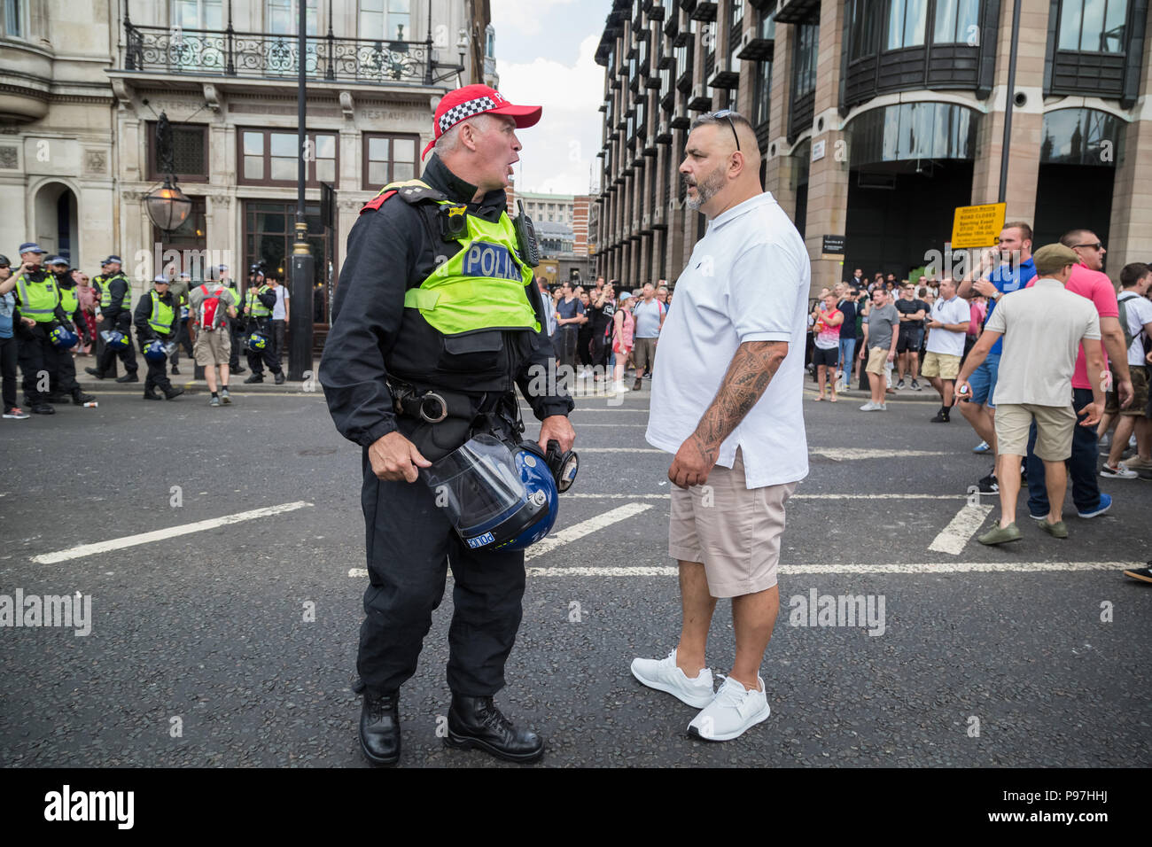 Londra, Regno Unito. Il 14 luglio 2018. A destra pro-Trump e 'Free Tommy Robinson' sostenitori protesta e si scontrano con la polizia di Westminster come Donald Trump, il quarantacinquesimo Presidente degli Stati Uniti è dovuta alla visita di Londra come parte di un suo ufficiale UK visita. Credito: Guy Corbishley/Alamy Live News Foto Stock