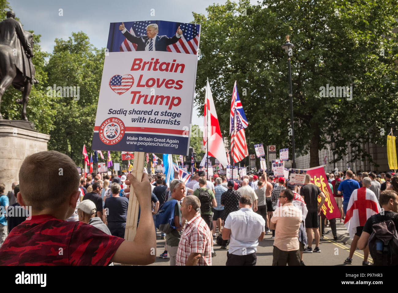 Londra, Regno Unito. Il 14 luglio 2018. Migliaia di pro-Trump sostenitori partecipa con 'Free Tommy Robinson' manifestanti al rally in Whitehall. Credito: Guy Corbishley/Alamy Live News Foto Stock