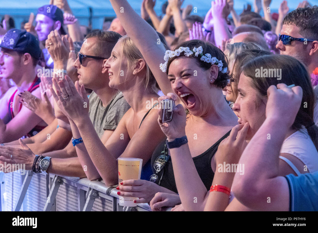 Brentwood Essex, 15 luglio 2018 Brentwood Music Festival 2018 al centro di Brentwood con Scouting per ragazze eccitato fannCredit femmina Ian Davidson/Alamy Live News Foto Stock