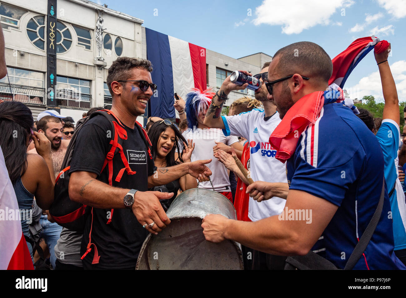 Montreal, Canada. 15 Luglio 2018: cittadini francesi celebrare la vittoria del francese di calcio durante il 2018 Coppa del mondo. Credito: Marc Bruxelle/Alamy Live News Foto Stock