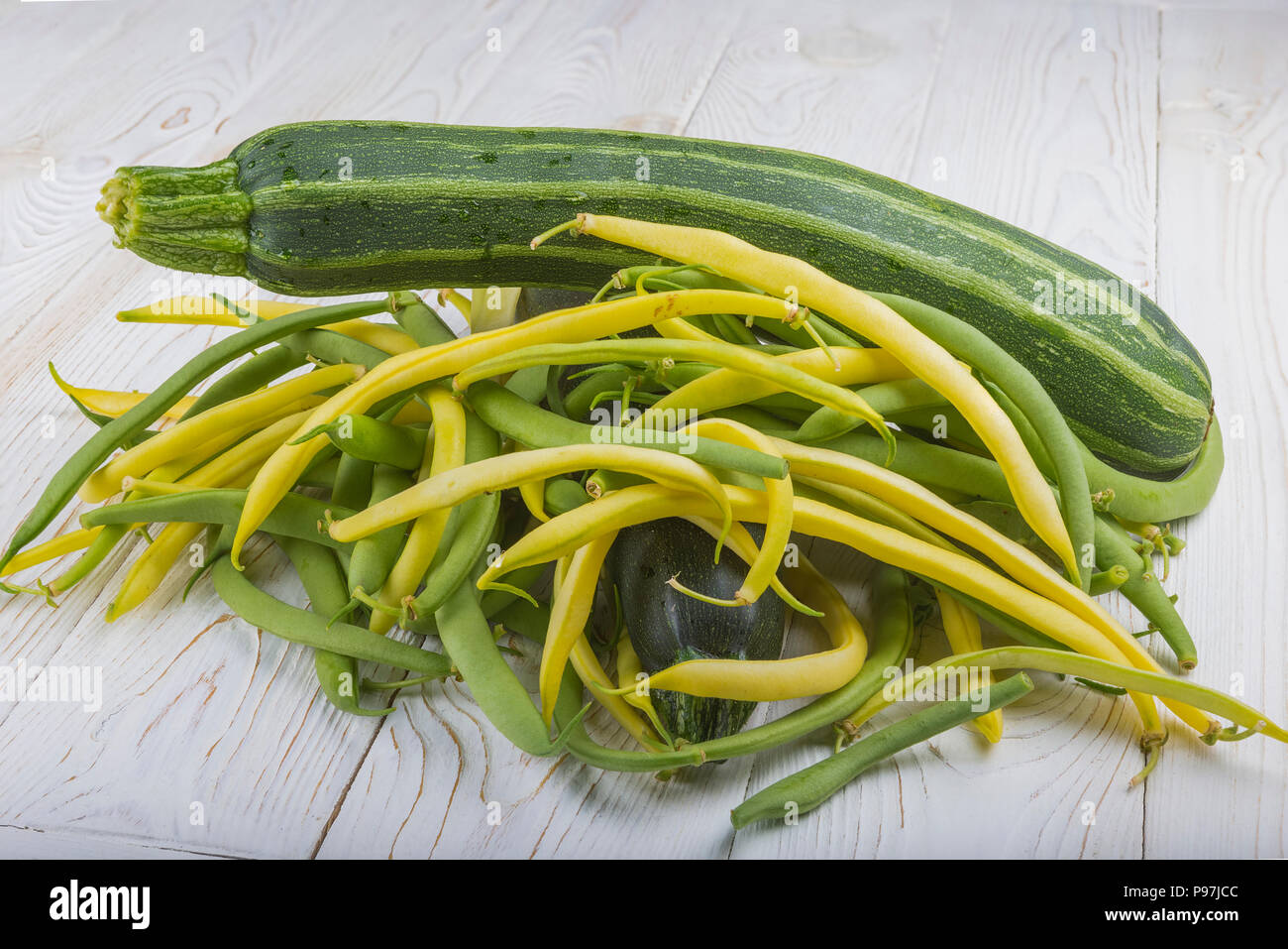 Patisson e zucchine su un tavolo di legno. Foto Stock