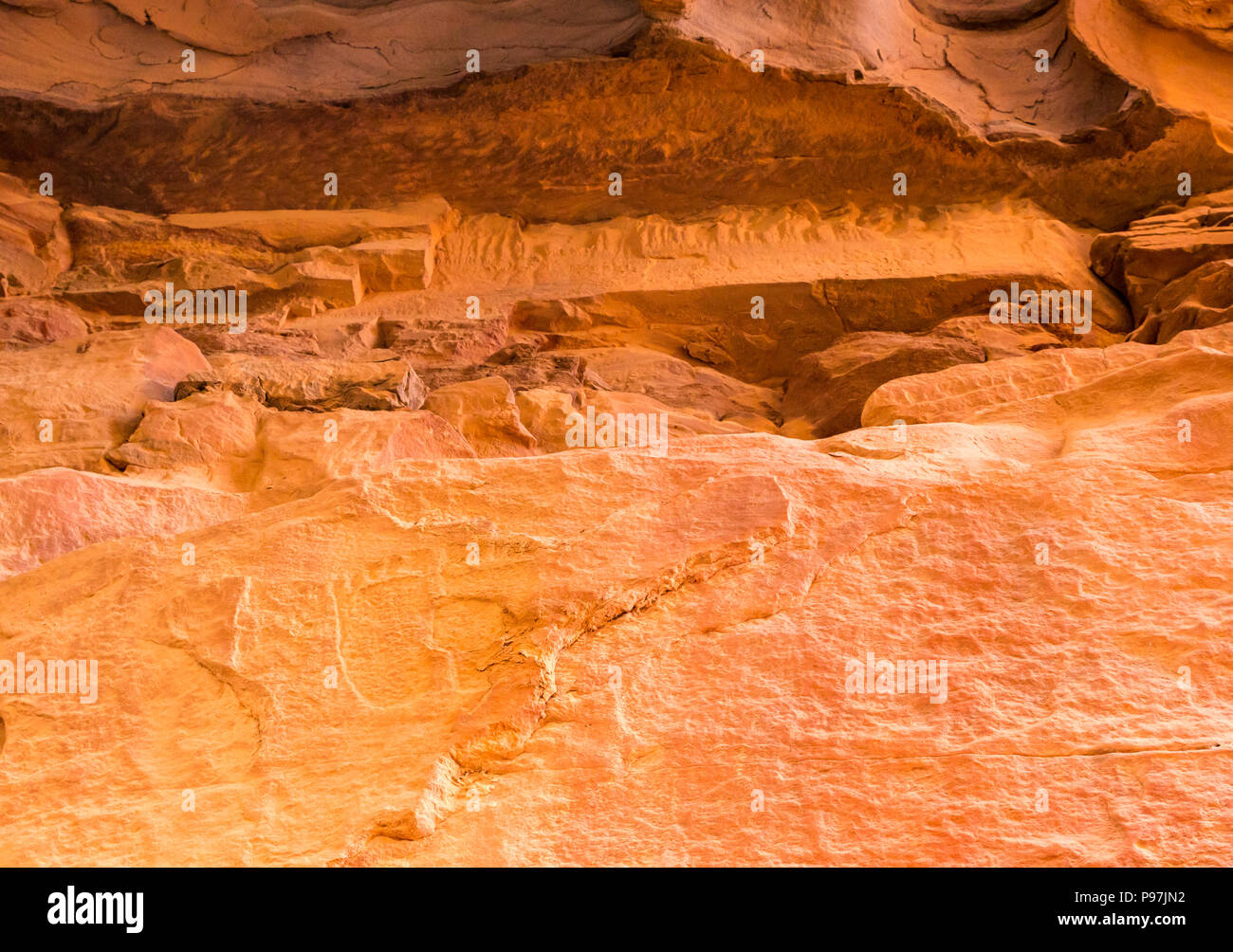 Close up petroglyph carving rock dei piedi, Khaz'ali Canyon, Wadi Rum vallata desertica, Giordania, Medio Oriente Foto Stock