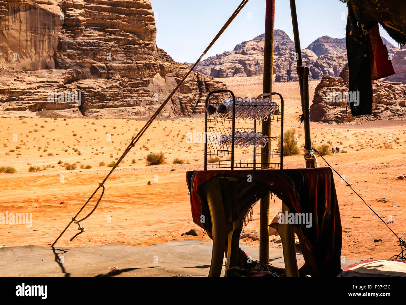 Il tè beduino tazze di vetro essiccazione su filo rack, Accampamento Beduino, Wadi Rum vallata desertica, Giordania, Medio Oriente Foto Stock