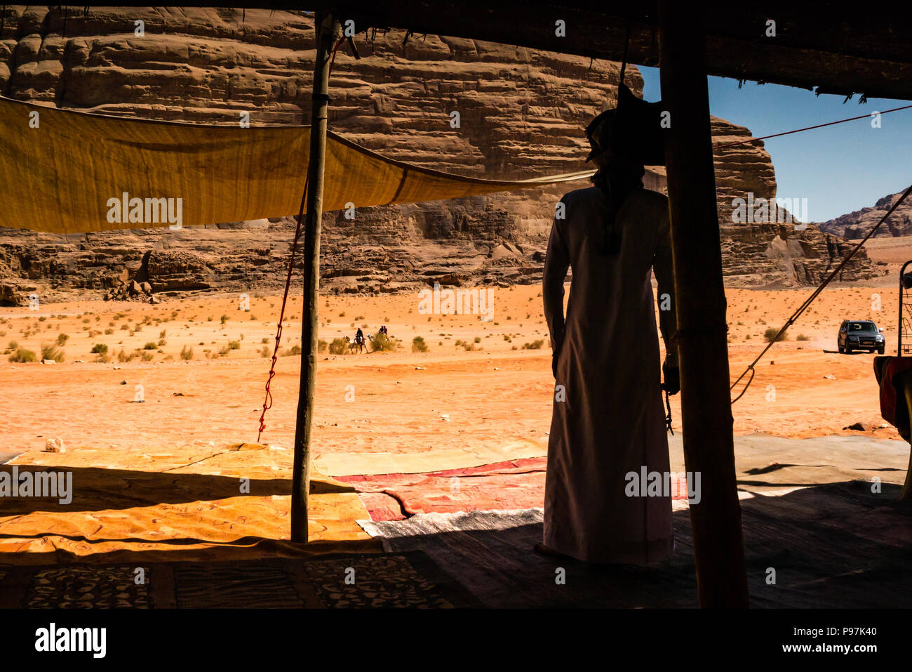 Arab Bedouin uomo attende i clienti, Accampamento Beduino, Wadi Rum vallata desertica, Giordania, Medio Oriente Foto Stock