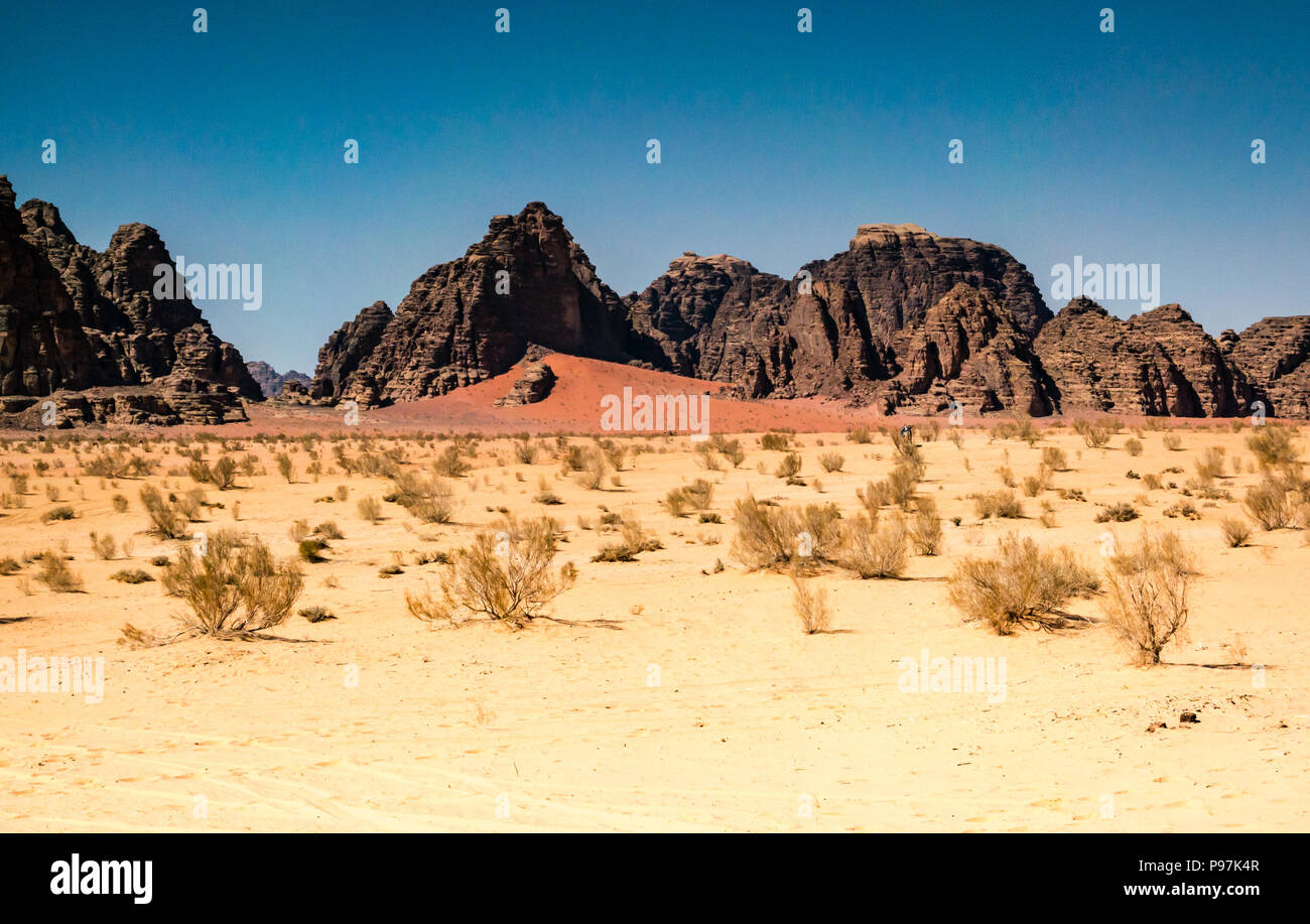 Paesaggio desertico colorato con scogliere rocciose e dune di sabbia rossa, valle desertica di Wadi Rum, Giordania, Medio Oriente Foto Stock