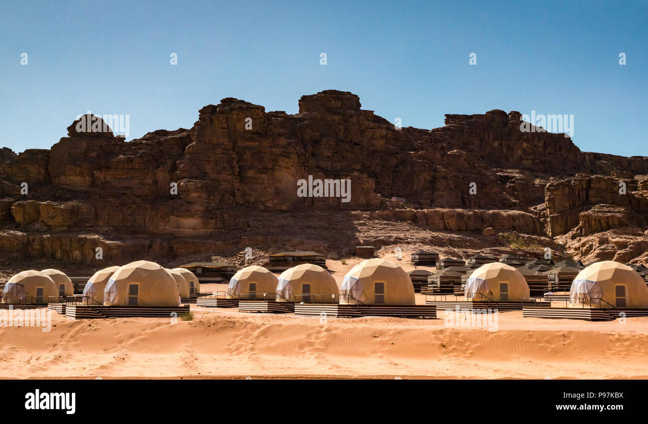 Il paesaggio del deserto con insoliti tented alloggi, Wadi Rum notte campeggio di lusso in Giordania, Medio Oriente Foto Stock