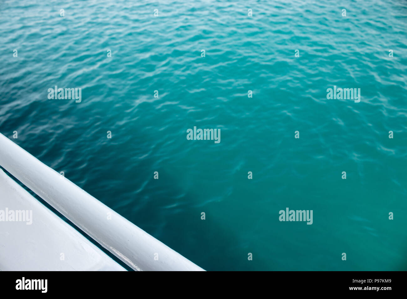 Chiara acqua blu Foto Stock