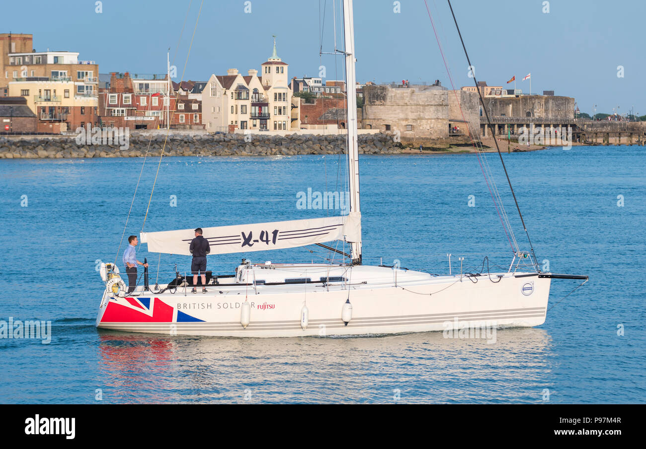 ASA Racing Yacht, soldato britannico, a J111 Esercito Britannico Associazione racing yacht con vele verso il basso in Portsmouth Porto, Portsmouth, Inghilterra, Regno Unito. Foto Stock