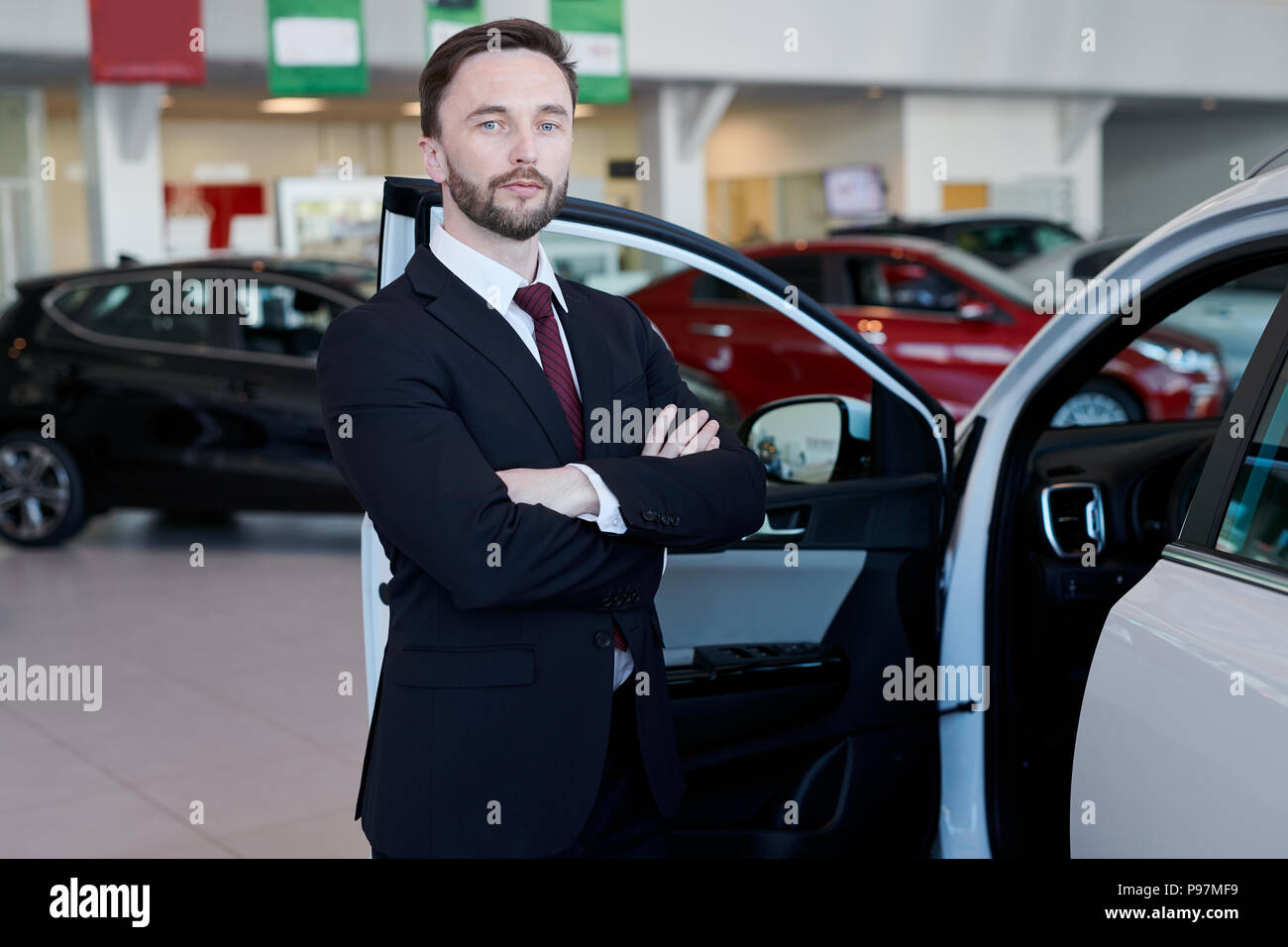 Venditore presso auto salon Foto Stock