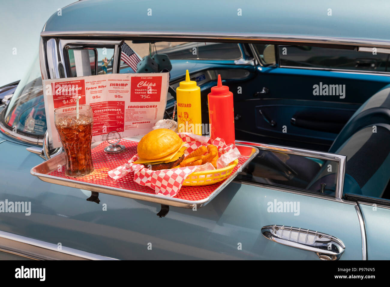 Detroit, Michigan - Un 1958 Chevrolet Impala visualizza un drive-in ristorante il vassoio per alimenti a partire dagli anni cinquanta a un antico e custom Car Show, sponsorizzato da th Foto Stock