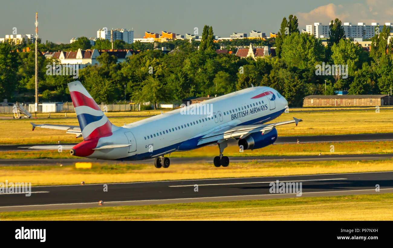 Berlino, Germania, 01.07.2018: British Airways Airbus A320 aeromobili battenti fuori dell'aeroporto Tegel Foto Stock