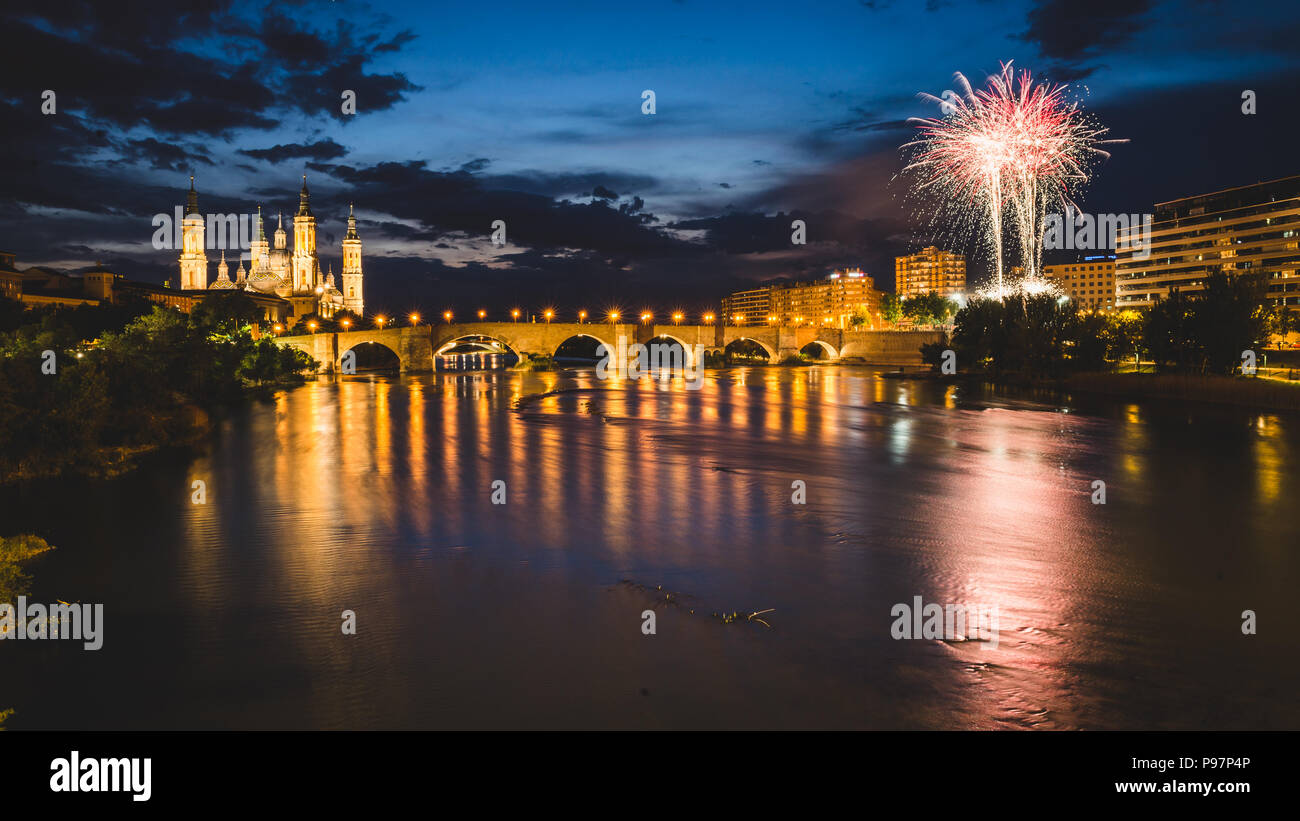 Bella Cattedrale Zaragosa in serata, Spagna. Punto di vista del ponte sul fiume Ebro Foto Stock