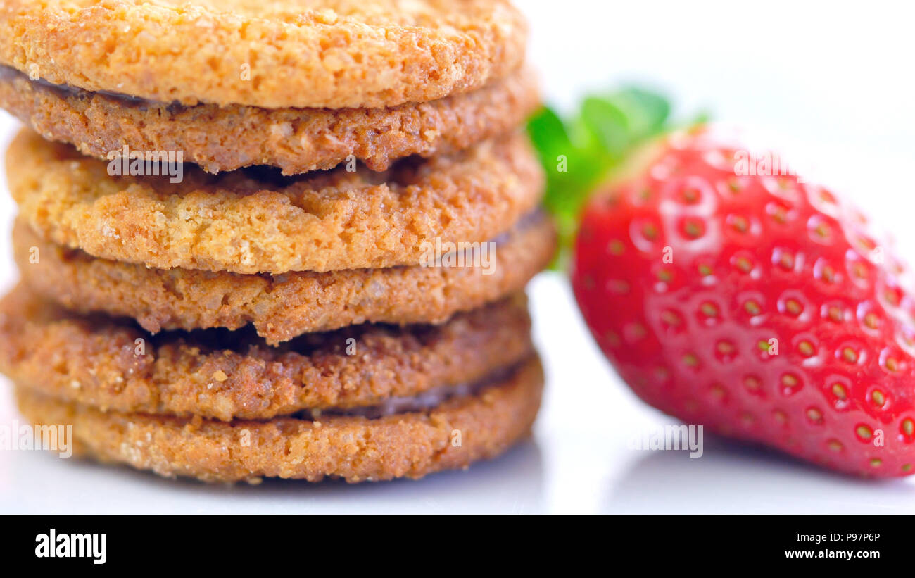 Macro closeup della pila di biscotti con fragola. Foto Stock