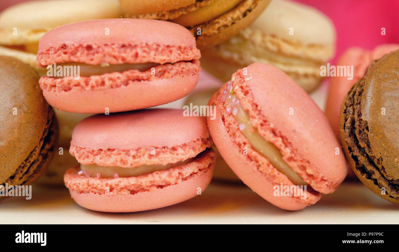 Macro close up di coloratissimi macaron cookie. Foto Stock