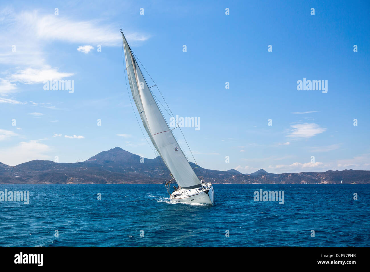 Luxury yacht a vela nel vento attraverso le onde del mare Egeo. Foto Stock
