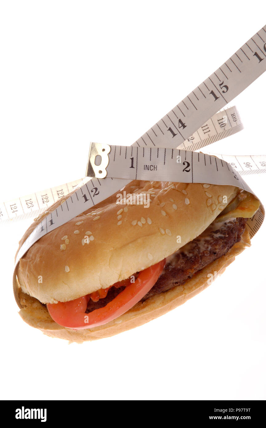 Un tipico fast food / QSR burger essendo misurata con il metro a nastro Foto Stock
