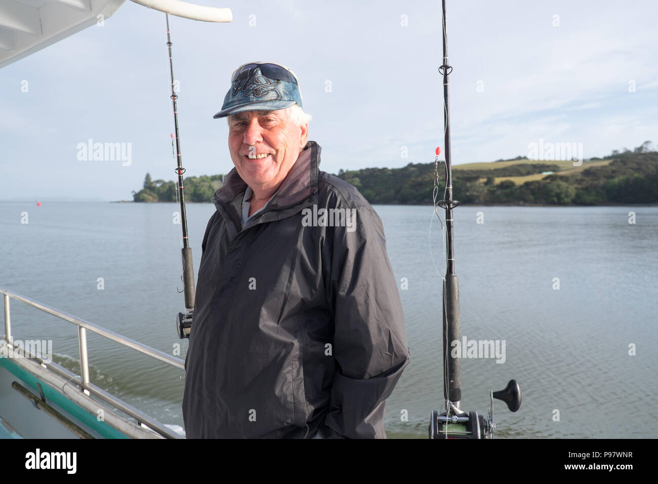 Il pensionamento attivo - Ritratto di un pensionato anziano turista maschio su un charter di pesca in barca Mangonui, estremo Nord distretto, Northland, Nuova Zelanda, NZ Foto Stock