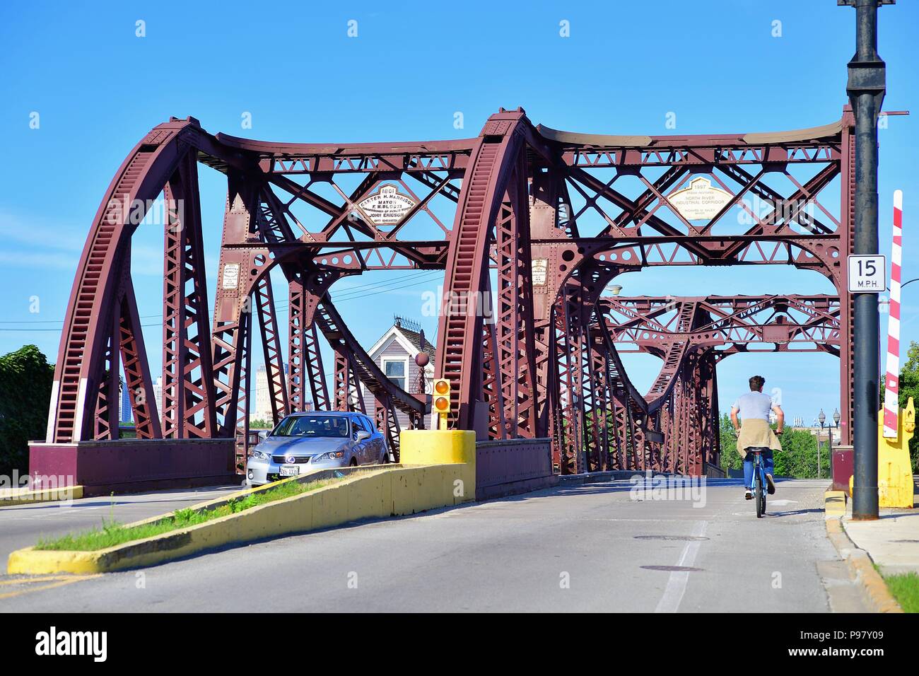 Chicago, Illinois, Stati Uniti d'America. La Cortland Street Bridge un pomeriggio estivo sulla città e sul suo vicino al lato nord ovest. Il ponte levatoio fu costruito nel 1901. Foto Stock