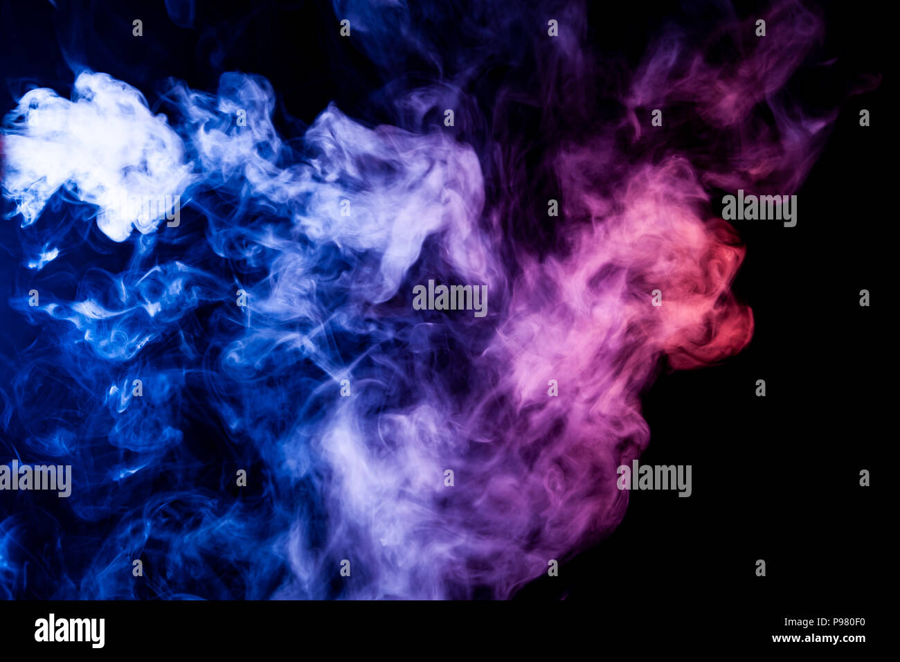 Blu e viola il fumo su sfondo nero Foto stock - Alamy