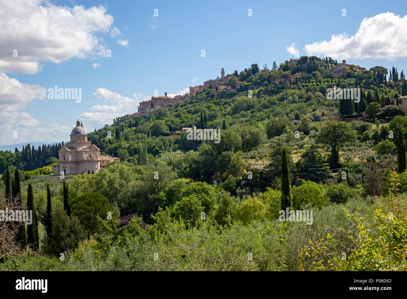 Al di sotto della città, la chiesa di San Biagio è stata costruita secondo una mirata a croce greca pianta a forma di sormontato da una cupola. Eglise de San Biagio en Toscane. Foto Stock