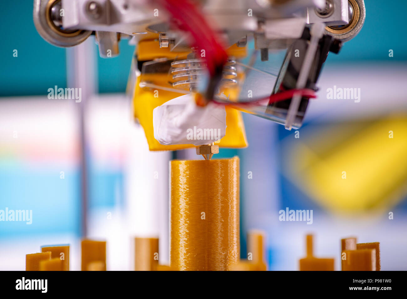 Stampa parti arancione su una stampante 3D nel processo di stampa Foto Stock