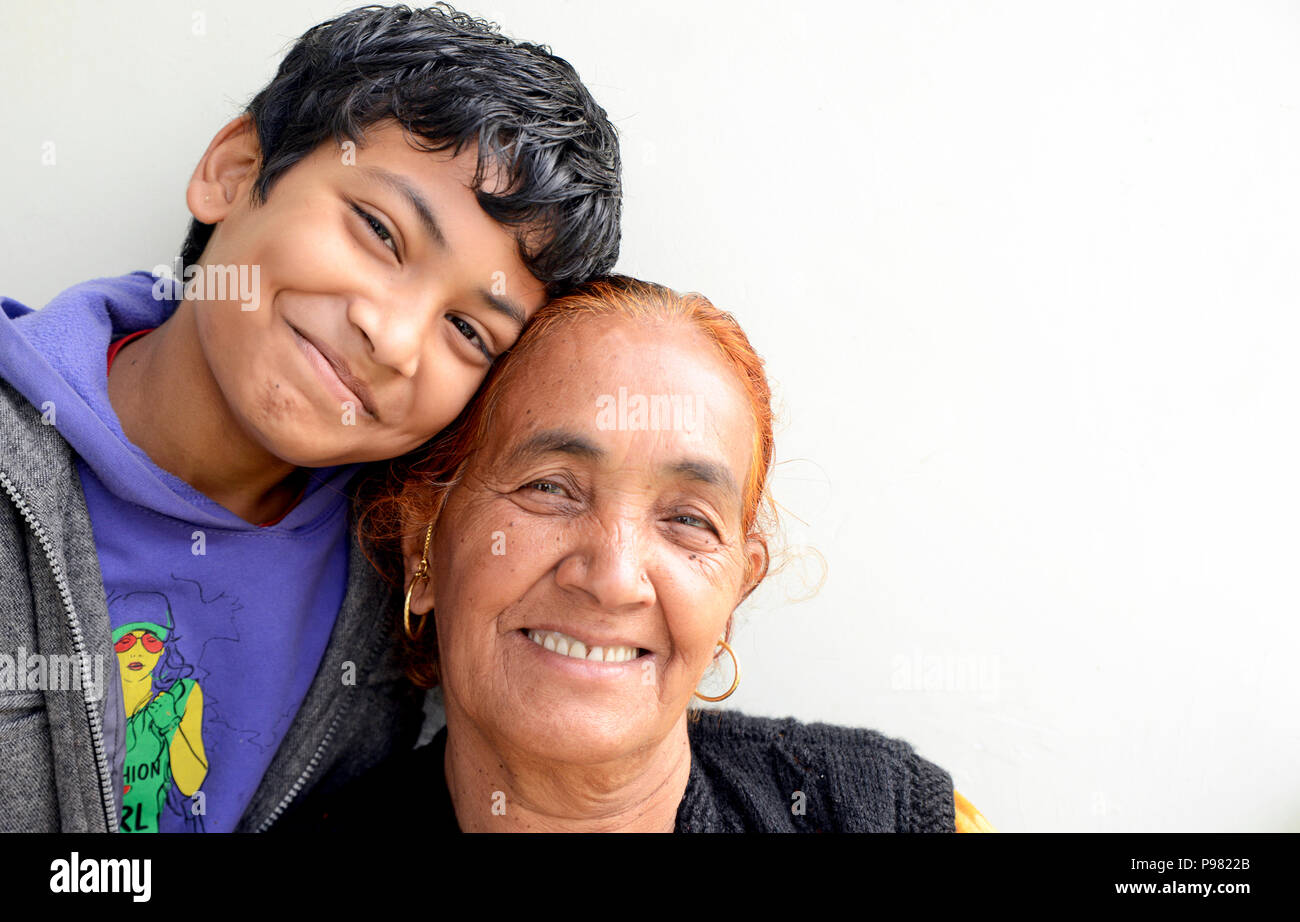 Felice la nonna con nipote Foto Stock