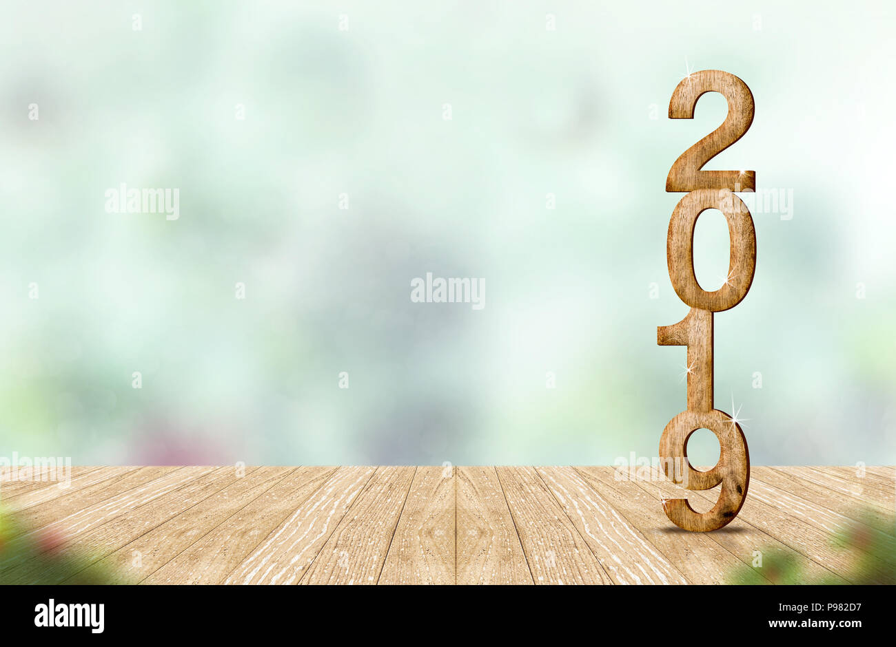 Nuovo anno 2019 numero di legno (3d rendering) sul tavolato in legno tavolo in blur abstract verde sfondo bokeh di fondo,Mock up banner spazio per il display o il montaggio di Foto Stock