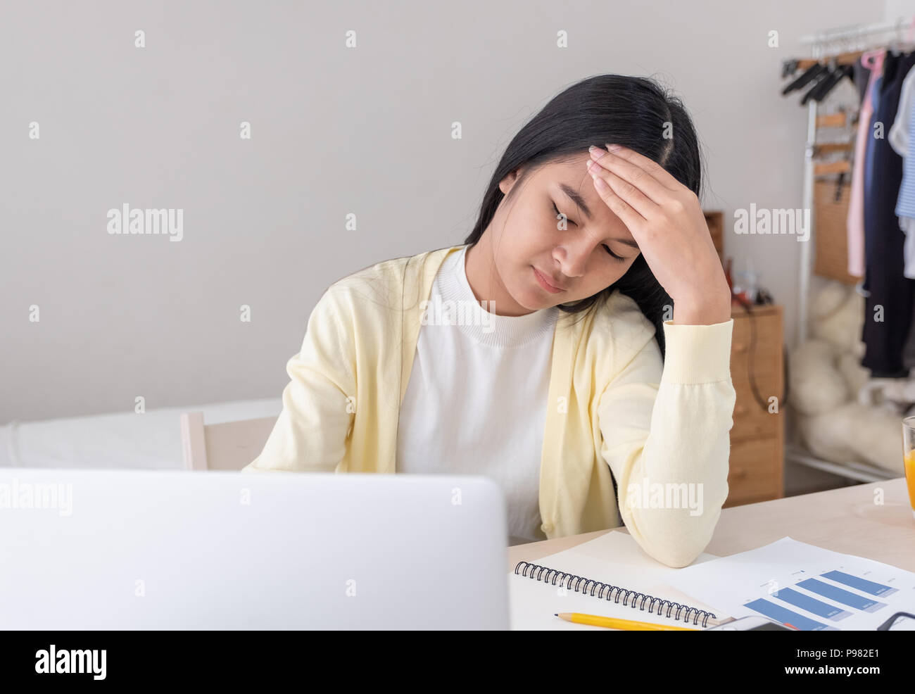 Femmina asiatica freelancer mal di testa e stress mentre si lavora con il  computer portatile sul