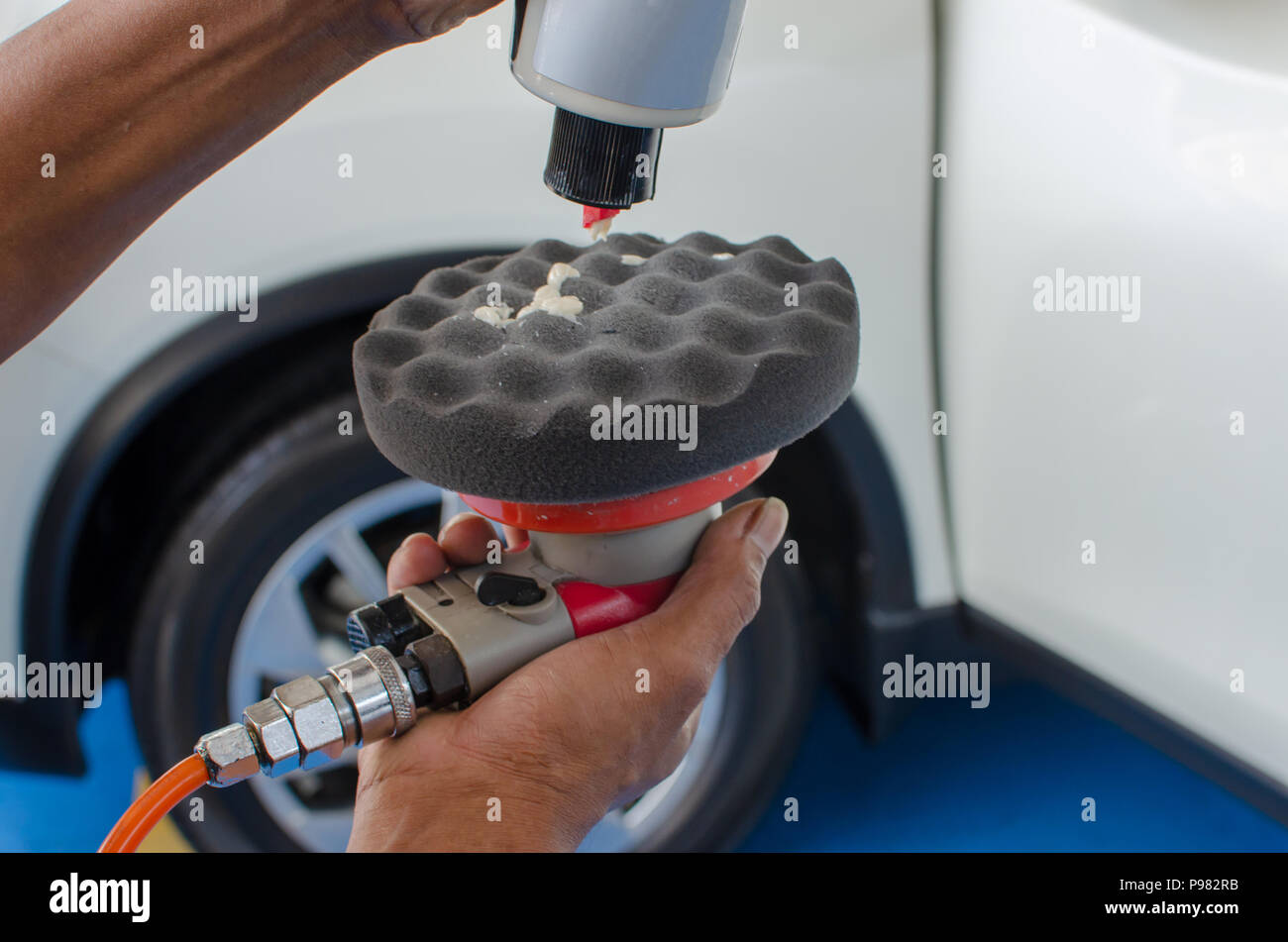 Versare la cera liquida in spugna. Foto Stock
