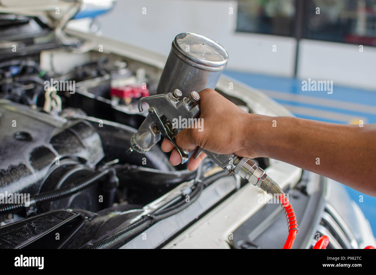 L'uomo tenendo un car kit pulizia motore. Foto Stock