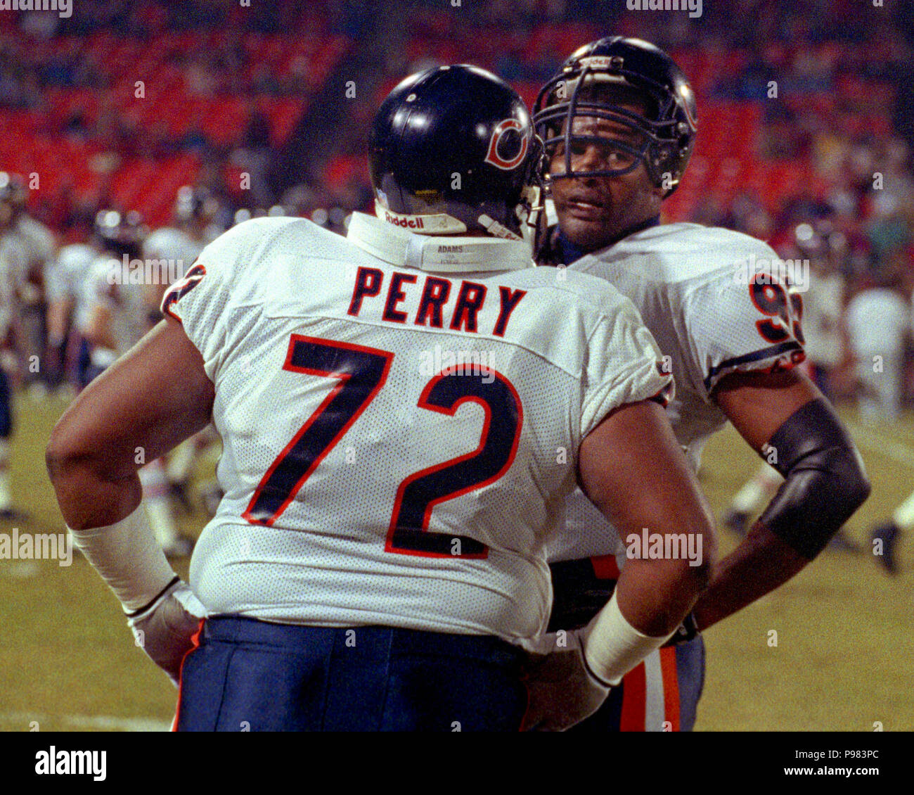 San Francisco, California, Stati Uniti d'America. 23 dic 1991. San Francisco 49ers vs. Chicago Bears al Candlestick Park Lunedì, 23 dicembre 1991. 49ers battere orsi 52-14. Orsi tackle difensivo William Perry (72) e difensivo fine Richard Dent (95) parlare in disparte. Credito: Al di Golub/ZUMA filo/Alamy Live News Foto Stock