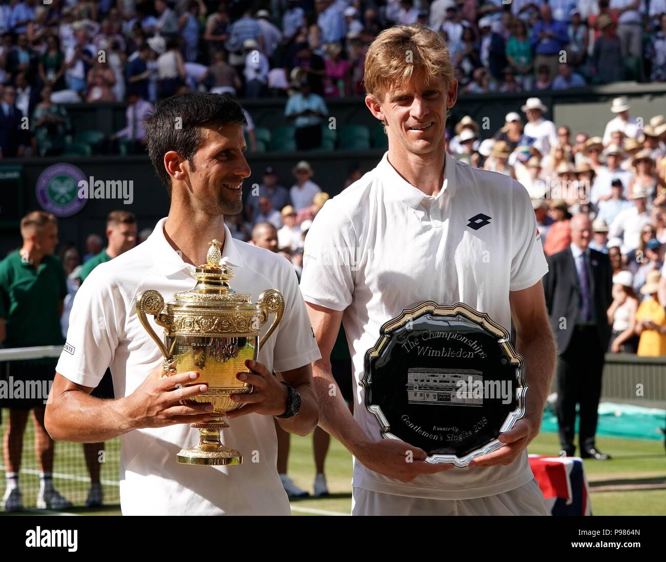 Londra, Gran Bretagna. Il 15 luglio 2018. Novak Djokovic (L) di Serbia e Kevin Anderson di Sud Africa mostrano i loro trofei insieme dopo la uomini singoli partita finale a campionati di Wimbledon 2018 a Londra, Gran Bretagna, il 15 luglio 2018. Novak Djokovic ha vinto 3-0. Credito: Guo Qiuda/Xinhua/Alamy Live News Foto Stock