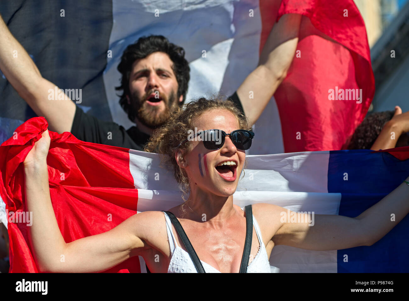 Rio de Janeiro, Brasile. Il 15 luglio 2018. World Cup 2018 finale, Brasile - 15 Luglio: Francia sostenitori radunati nel centro di Rio de Janeiro per guardare una ripresa televisiva del loro team di match contro la Croazia. Punteggio ottenuto 4-2. La Francia batte la Croazia a vincere la Coppa del Mondo per la seconda volta. Credito: Cintia Erdens Paiva/Alamy Live News Foto Stock